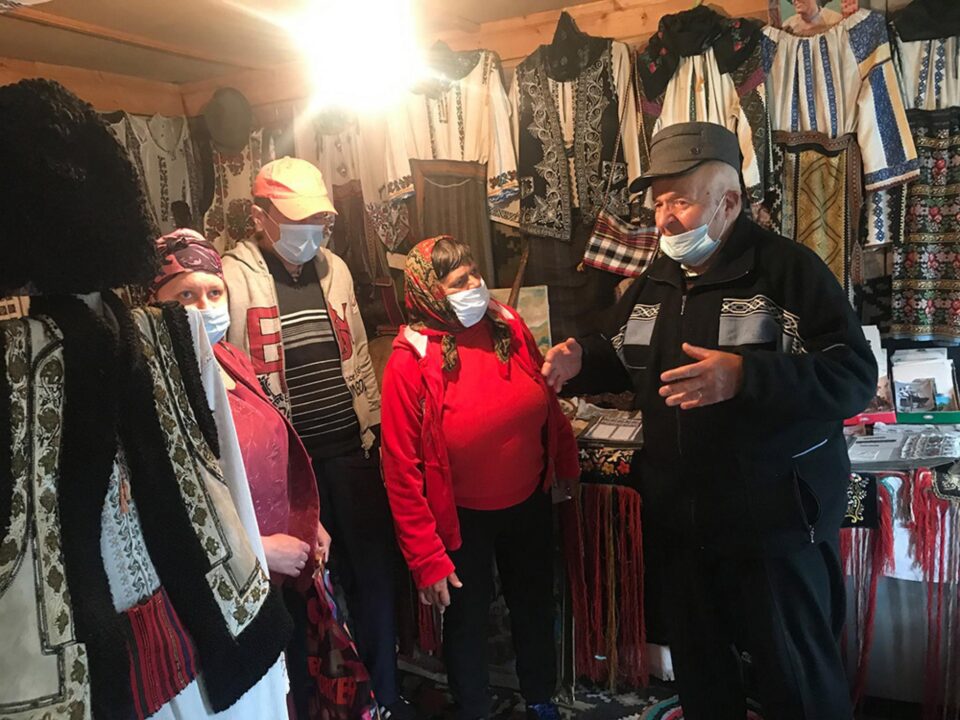 Copii, tineri, vârstnici din centrele sociale sucevene, în vizită la muzee