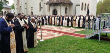 Șase ierarhi au săvârșit slujba Parastasului, la împlinirea unui an de la trecerea la cele veșnice a ÎPS Pimen, la Mănăstirea „Sfântul Ioan cel Nou”