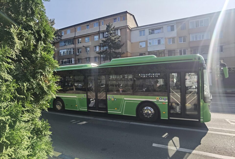 Un amețit care a căzut la coborârea din autobuz l-a reclamat pe șofer că l-a prins cu ușa Un amețit care a căzut la coborârea din autobuz l-a reclamat pe șofer că l-a prins cu ușa