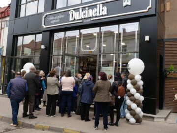 Primii clienți adunați în fața Cofetăriei „Dulcinella” din Rădăuți