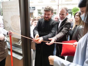 Ion Paladi și părintele Andrei la tăierea panglicii noii cofetării
