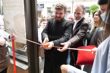 Ion Paladi și părintele Andrei la tăierea panglicii noii cofetării