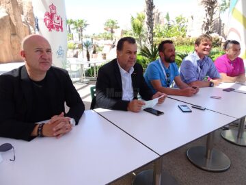 Ferit Turgut (centru-stânga), reprezentantul pentru Mediterana al Tursab (Asociația agențiilor de turism din Turcia), alături de reprezentanți de seamă ai industriei turismului din Antalya