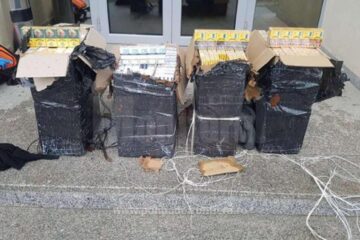 Mai mulți cărăuși au abandonat 5.000 de pachete de țigări de contrabandă și au fugit în Ucraina