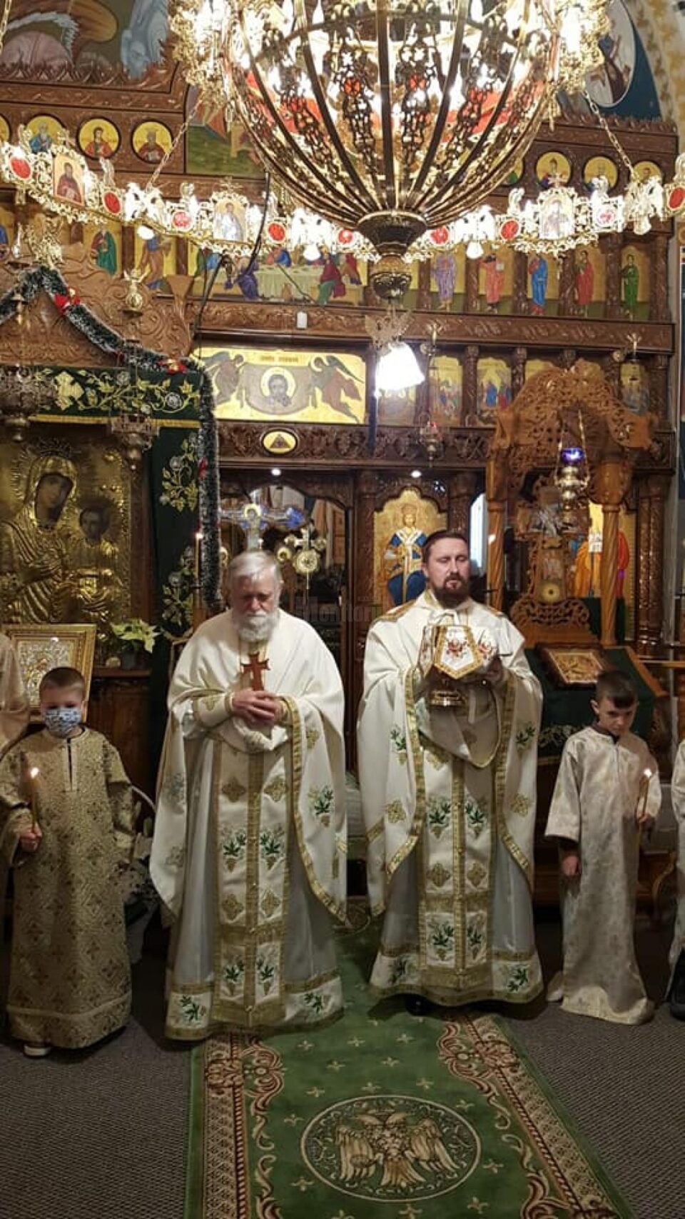 Biserica parohiei „Sfinții Apostoli Petru și Pavel” din Rădășeni”, resfințită duminică de un sobor impresionant de ierarhi, preoți, diaconi Biserica parohiei „Sfinții Apostoli Petru și Pavel” din Rădășeni”, resfințită duminică de un sobor impresionant de ierarhi, preoți, diaconi