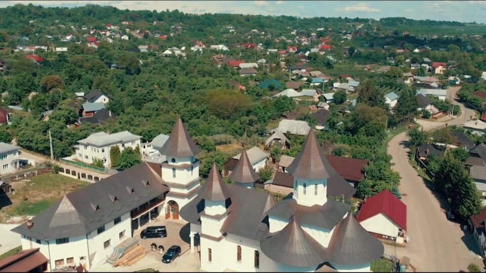 Biserica parohiei „Sfinții Apostoli Petru și Pavel” din Rădășeni