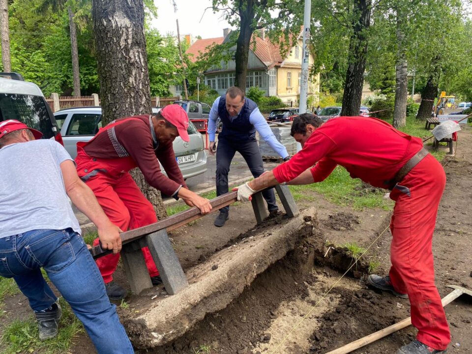 Viceprimarul Lucian Harșovschi a verificat în teren lucrările de modernizare a parcului, dând și o mână de ajutor muncitorilor