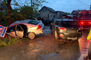 Cele două mașini implicate în accident