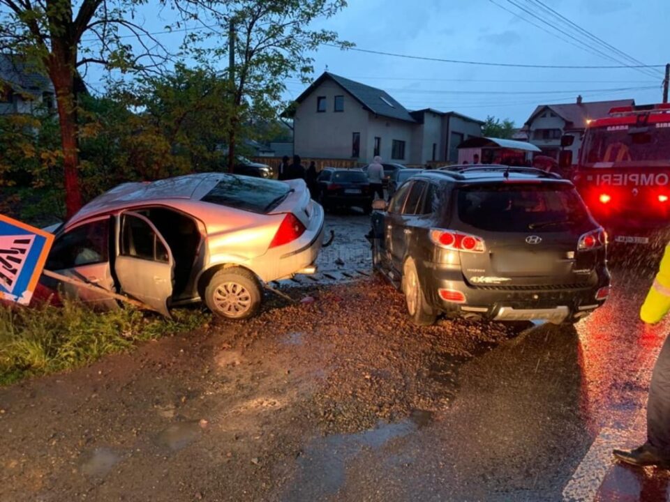 Cele două mașini implicate în accident
