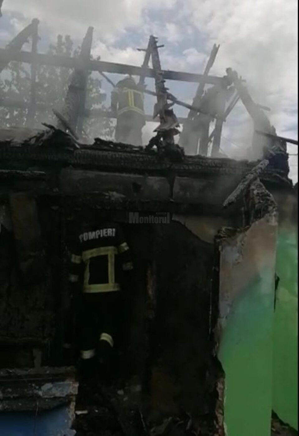 Casă mistuită de flăcări în comuna Zamostea