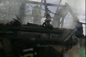 Casă mistuită de flăcări în comuna Zamostea