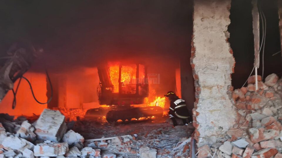 Un incendiu izbucnit la un miniexcavator, pe punctul să aprindă o hală din zona IRIC