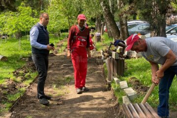 Viceprimarul Lucian Harșovschi a verificat în teren lucrările de modernizare a parcului, dând și o mână de ajutor muncitorilor