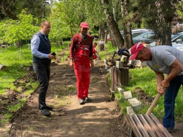 Viceprimarul Lucian Harșovschi a verificat în teren lucrările de modernizare a parcului, dând și o mână de ajutor muncitorilor