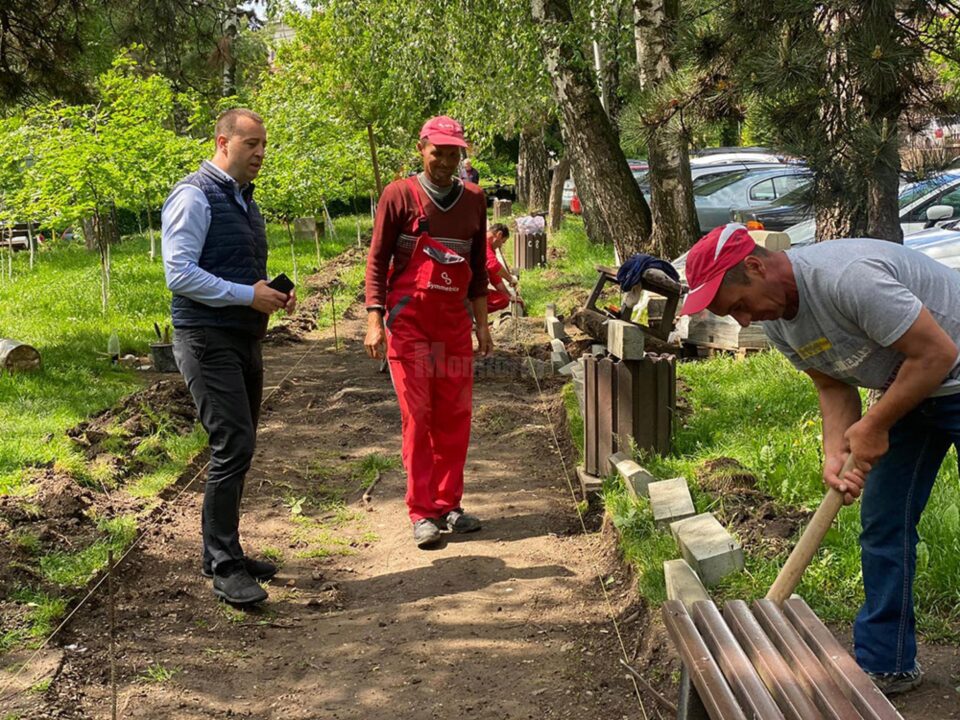 Viceprimarul Lucian Harșovschi a verificat în teren lucrările de modernizare a parcului, dând și o mână de ajutor muncitorilor Viceprimarul Lucian Harșovschi a verificat în teren lucrările de modernizare a parcului, dând și o mână de ajutor muncitorilor
