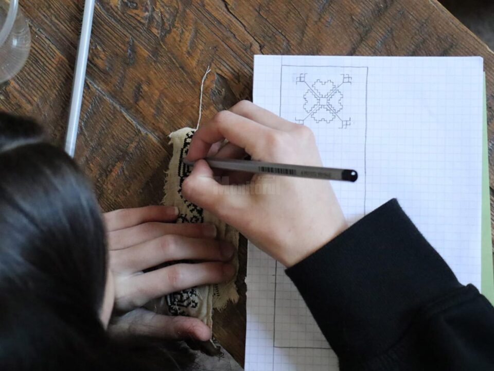 Tinerii din ATOS, de la Atelierul de Artă Populară - Cusături, la șezătoare, la Vatra Dornei