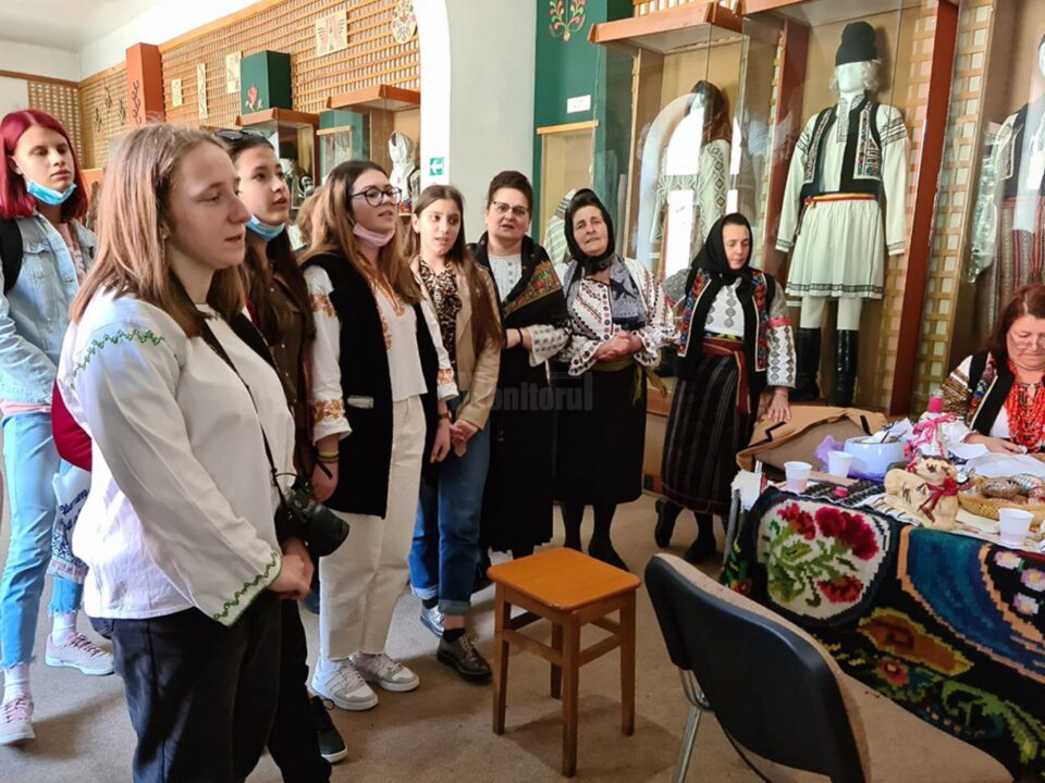 Tinerii din ATOS, de la Atelierul de Artă Populară - Cusături, la șezătoare, la Vatra Dornei Tinerii din ATOS, de la Atelierul de Artă Populară - Cusături, la șezătoare, la Vatra Dornei
