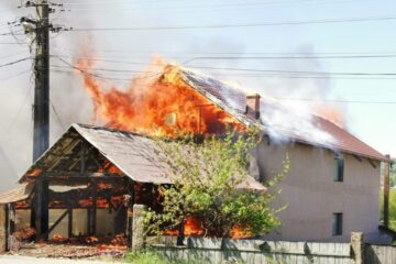 Patru case afectate de un incendiu puternic, favorizat de vânt