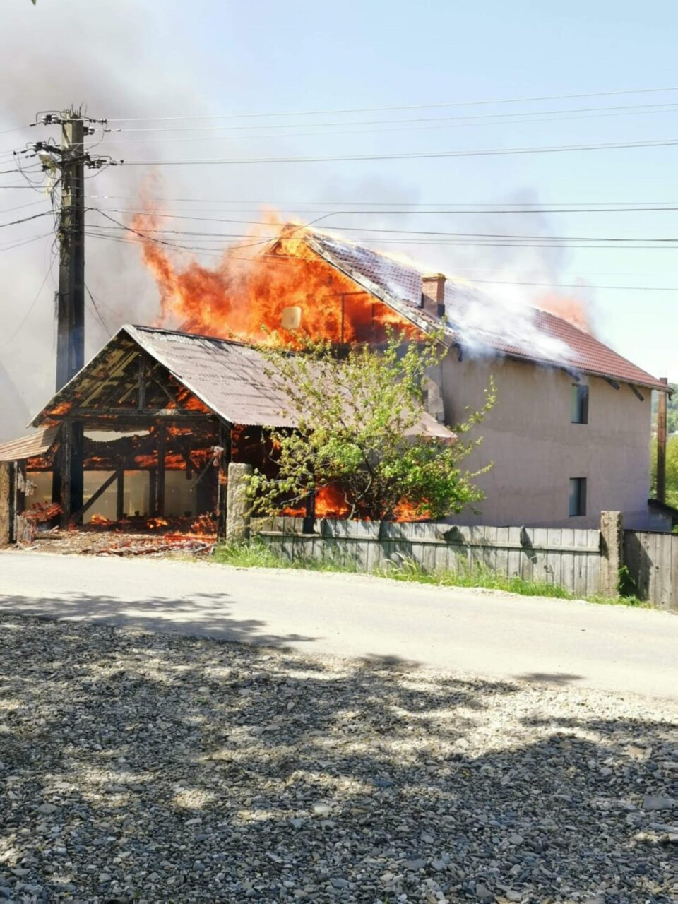 Patru case afectate de un incendiu puternic, favorizat de vânt