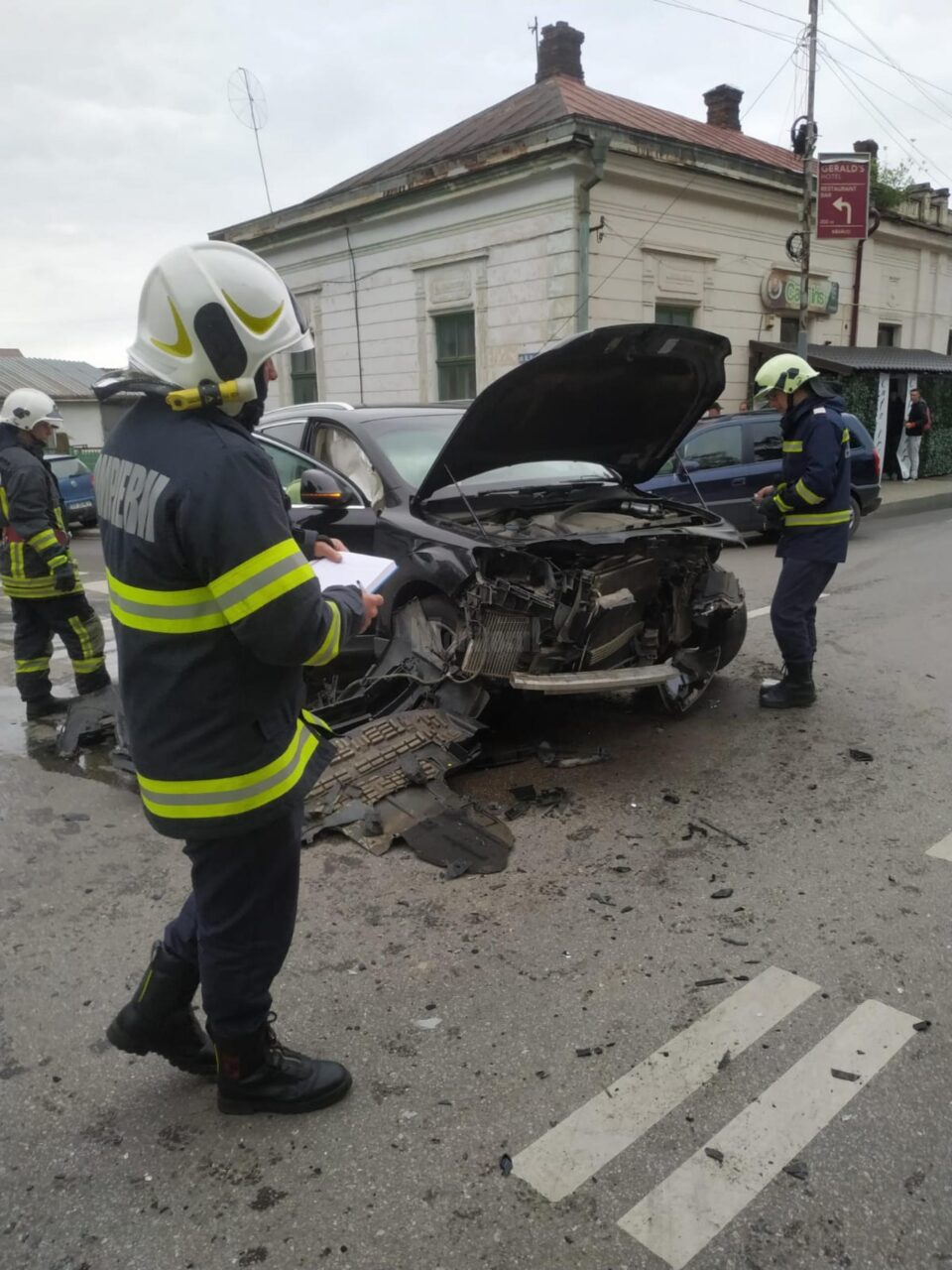 Ciocnire între un Audi Q7 și un VW Passat în Rădăuți