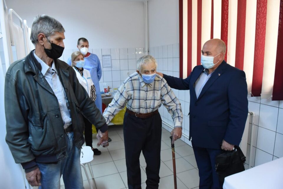 Veteranul Ambrosie Plopan și ginerele său, împreună cu prefectul Iulian Cimpoeșu