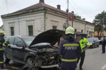 Ciocnire între un Audi Q7 și un VW Passat în Rădăuți