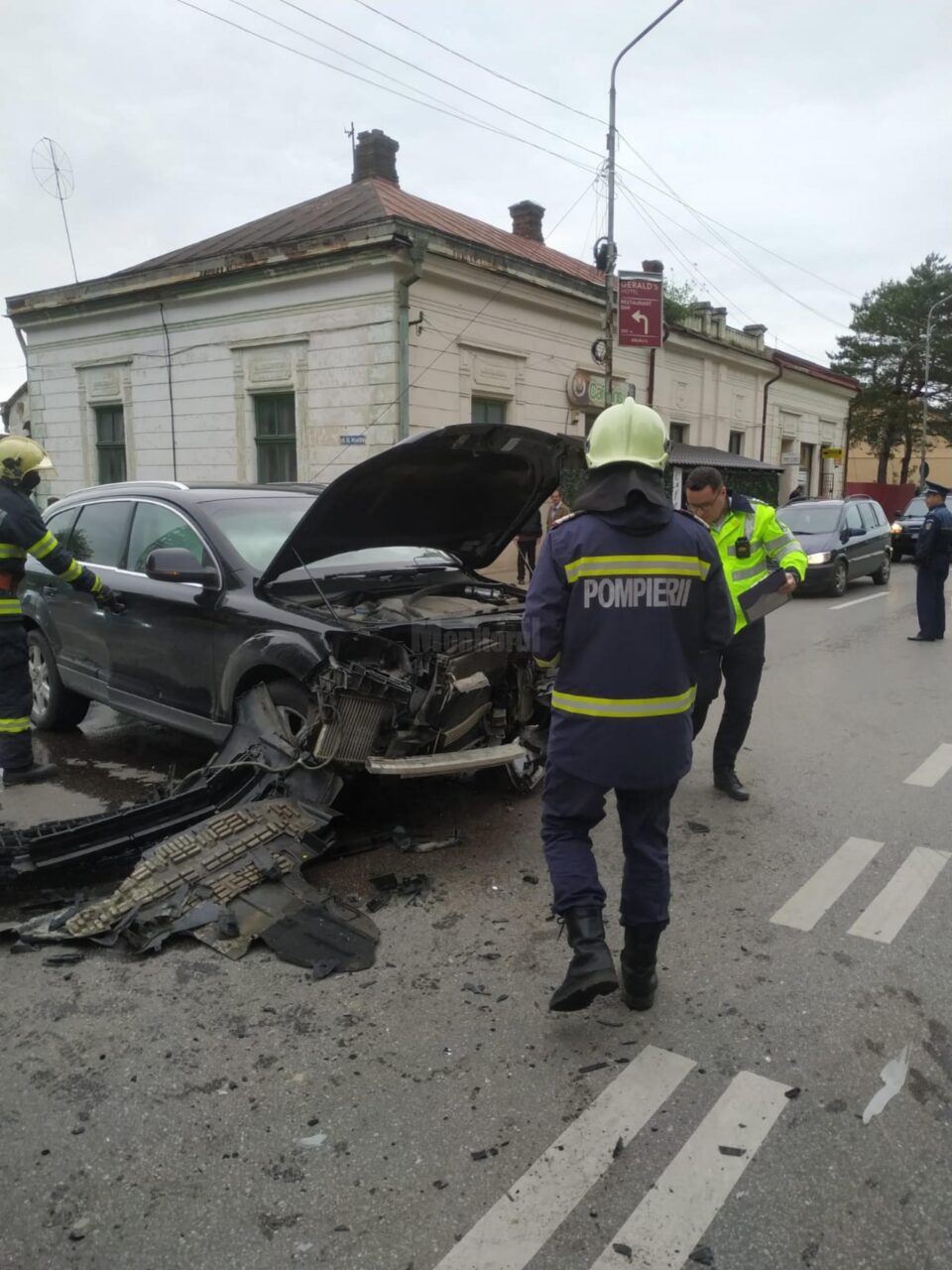Ciocnire între un Audi Q7 și un VW Passat în Rădăuți