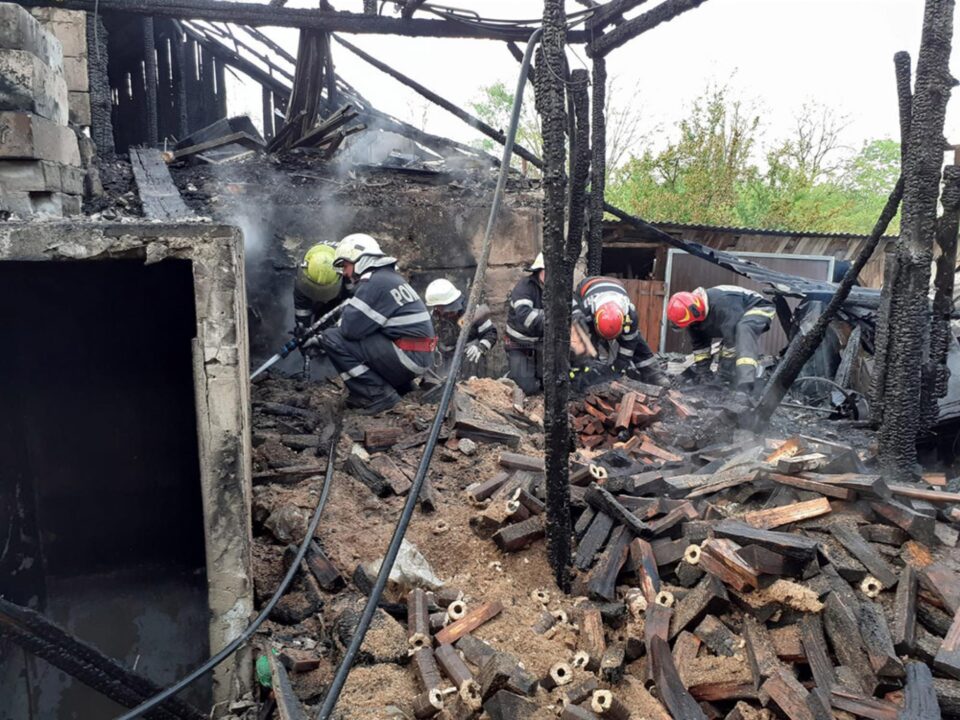 Incendiu puternic, oprit de pompieri înainte de a distruge și o casă