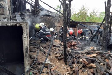 Incendiu puternic, oprit de pompieri înainte de a distruge și o casă