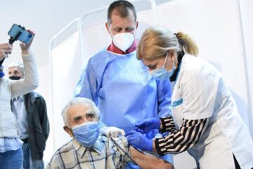 Ambrosie Plopan a primit miercuri a doua doză din vaccinul Pfizer