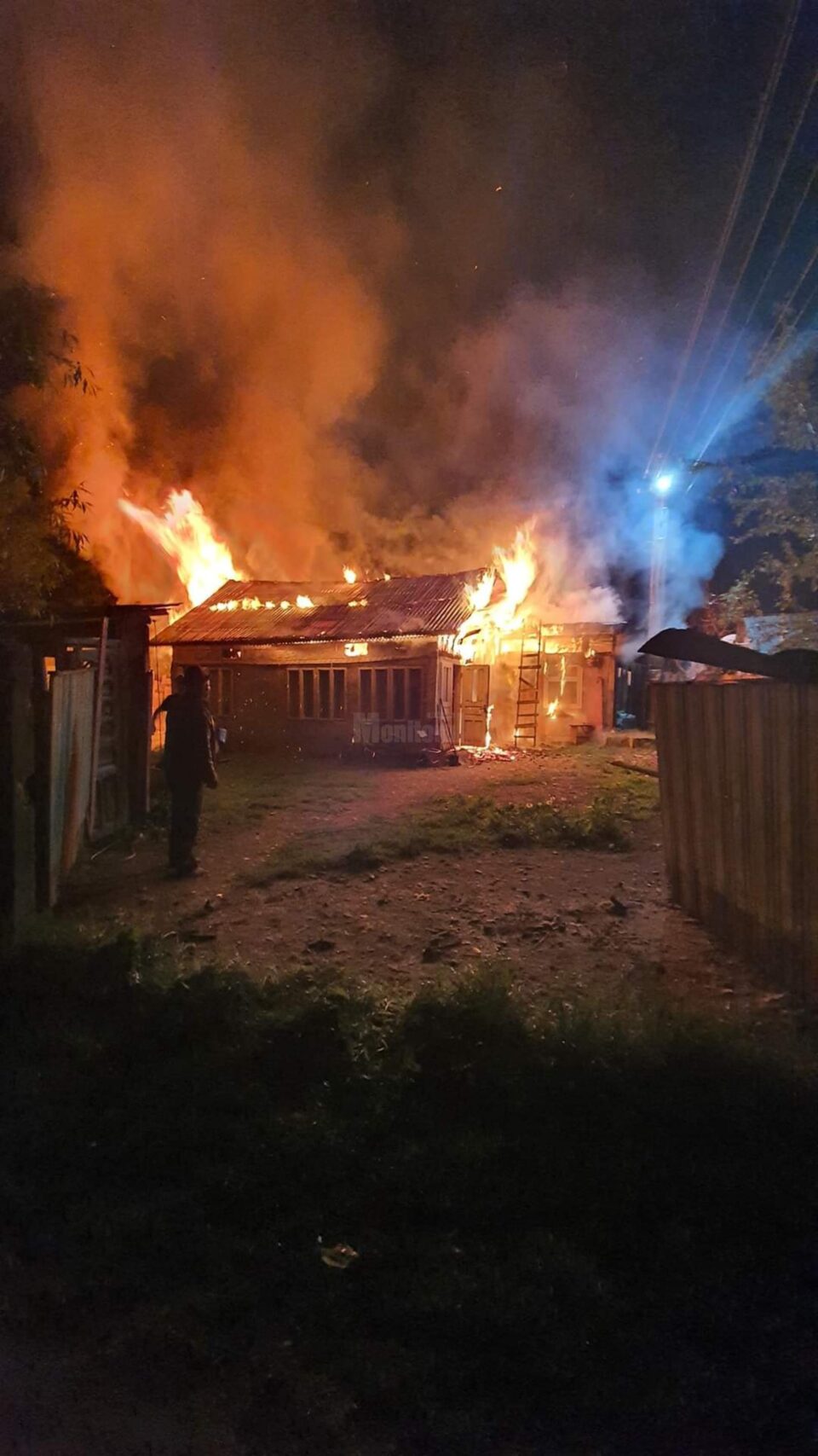 Puternic incendiu la o gospodărie din Arbore