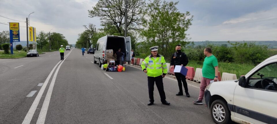 Polițiștii au împânzit drumurile, verificând mașinile care transportă persoane sau mărfuri Polițiștii au împânzit drumurile, verificând mașinile care transportă persoane sau mărfuri
