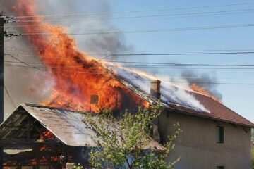 Patru case afectate de un incendiu puternic, favorizat de vânt