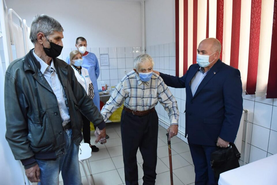 Veteranul Ambrosie Plopan și ginerele său, împreună cu prefectul Iulian Cimpoeșu