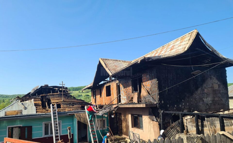 Patru case afectate de un incendiu puternic, favorizat de vânt