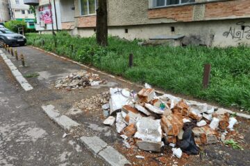Moloz și alte deșeuri au fost aruncate de mai bine de două luni pe strada Dimitrie Dan
