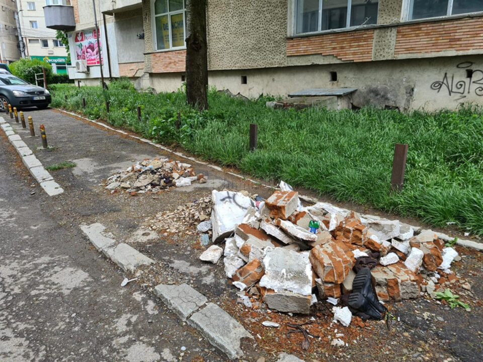 Moloz și alte deșeuri au fost aruncate de mai bine de două luni pe strada Dimitrie Dan Moloz și alte deșeuri au fost aruncate de mai bine de două luni pe strada Dimitrie Dan