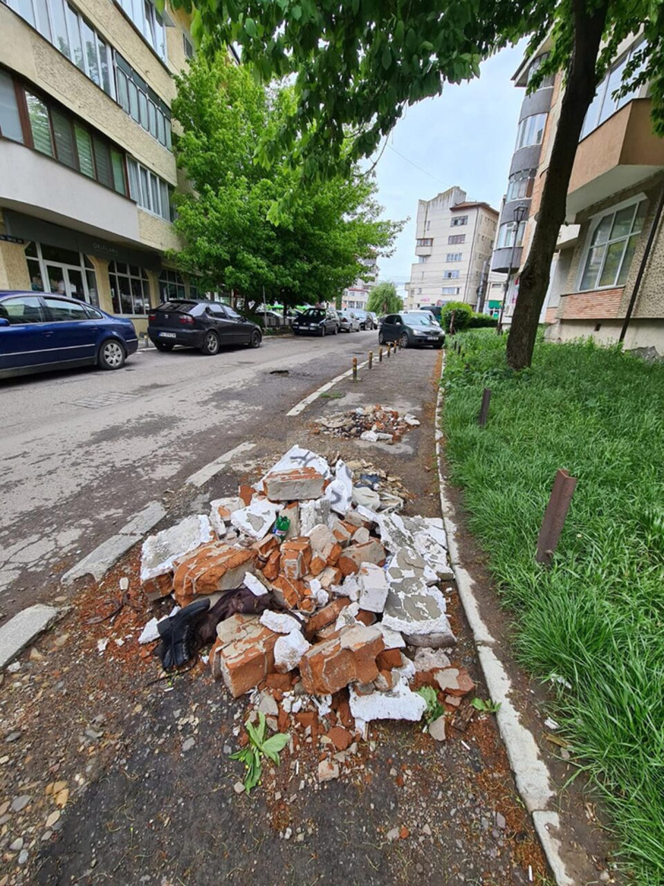 Moloz aruncat pe trotuar, lăsat de izbeliște de mai bine de două luni