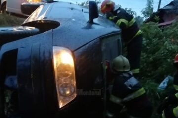 Două femei, găsite încarcerate într-o mașină care s-a răsturnat, la Milișăuți