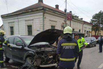 Un rănit după o ciocnire între un Audi Q7 și un VW Passat