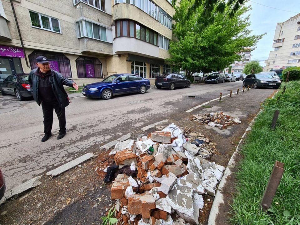 Moloz aruncat pe trotuar, lăsat de izbeliște de mai bine de două luni