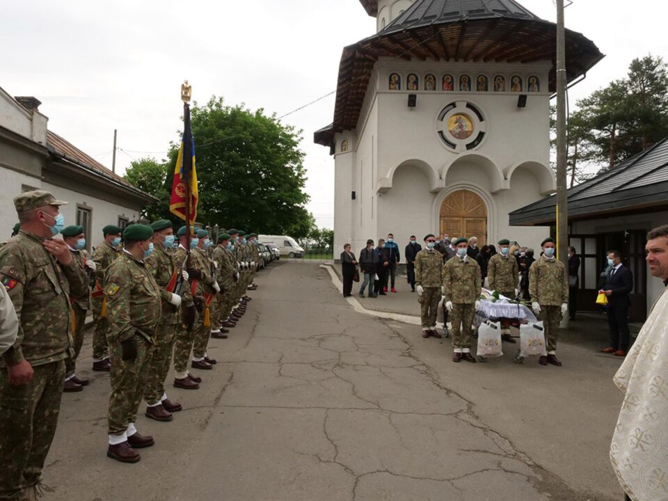 Garda de Onoare în fata sicriului celui dispărut