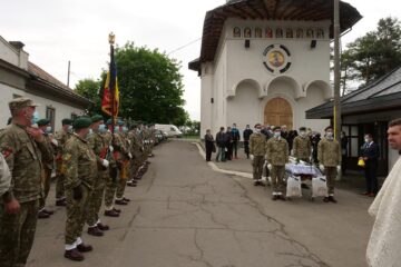 Garda de Onoare în fata sicriului celui dispărut