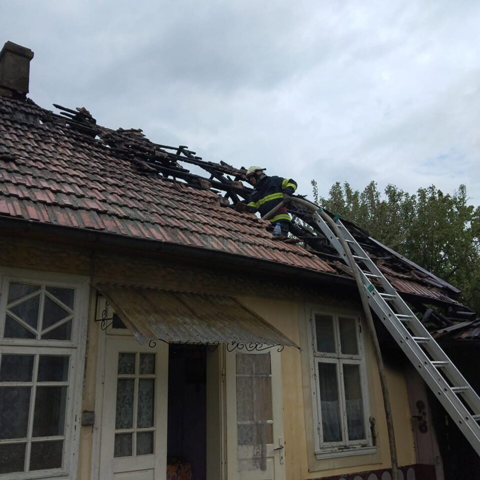 Bărbat de 60 de ani, găsit mort în locuința care i-a luat foc