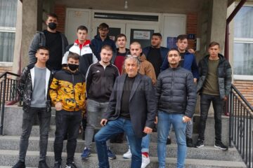 Prof. Bogdan Dumitriu și elevii săi inainte de donare