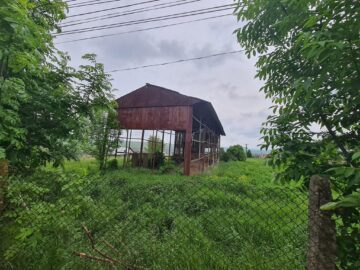 Investiție de 500.000 de euro pentru o grădiniță, pierdută din cauza unui fânar care stă să se prăbușească