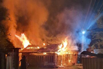 Un puternic incendiu a mistuit o gospodărie din Arbore