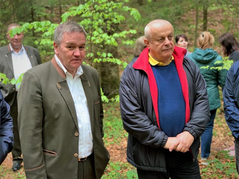 Sorin Ciobanu (stânga), șeful Direcției Silvice Suceava