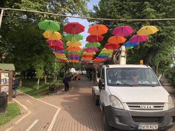Sute de umbrele multicolore, instalate în centrul municipiului