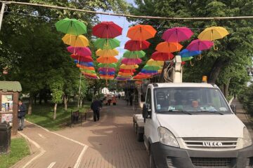Sute de umbrele multicolore, instalate în centrul municipiului
